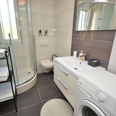 Apartmán 2 With The Swimming Pool Turanj